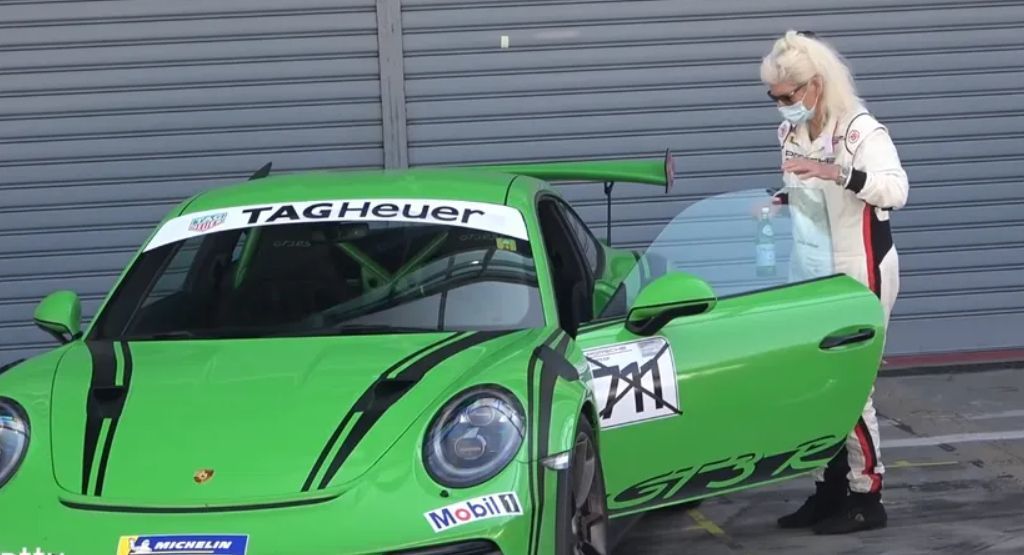 Бабушка-гонщица показала, как проходит гоночный трек на Porsche GT3 RS.