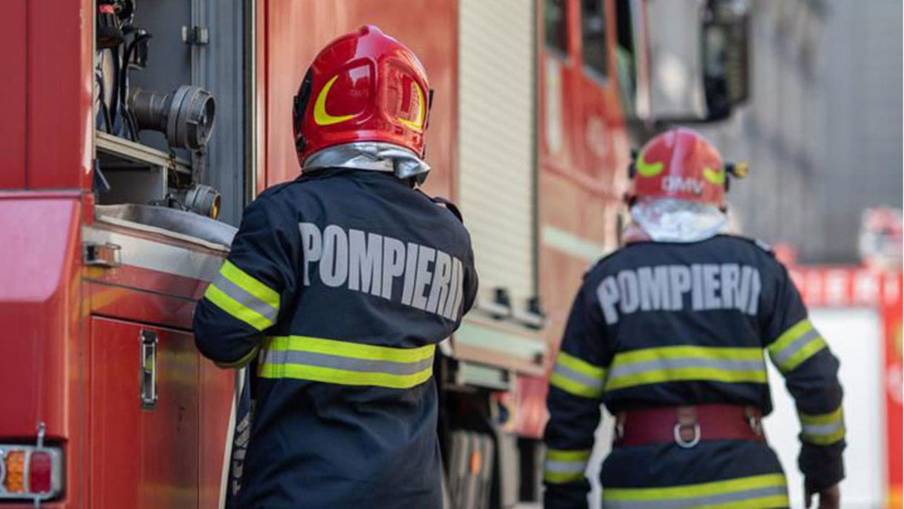 Incendiu la Botanica: Pompierii au scos două butelii de gaz dintr-un garaj cuprins de flăcări.