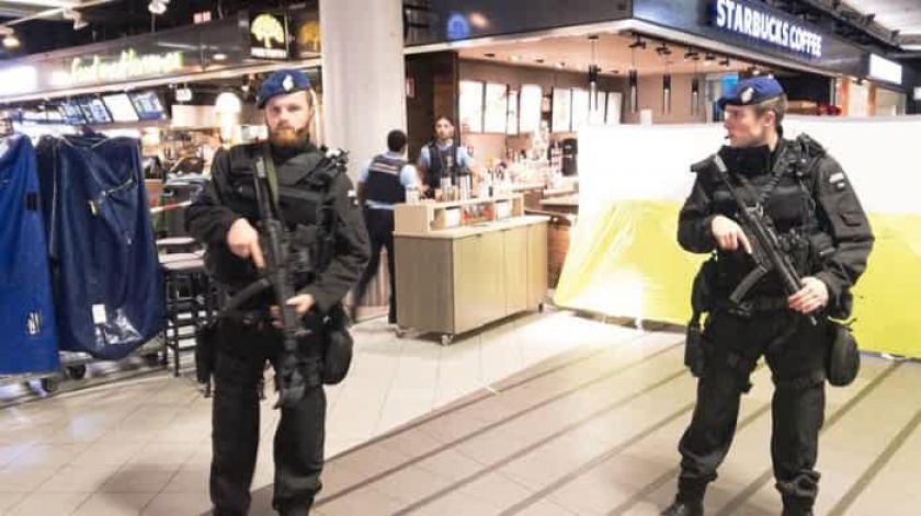 Amsterdam: Un bărbat înarmat cu un cuţit a fost împușcat de poliţiști