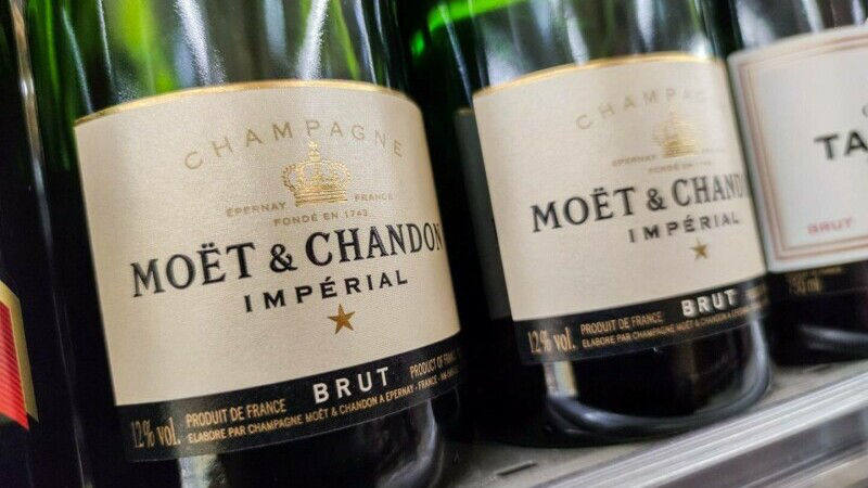 Из-за спроса на элитный алкоголь резко сократились запасы Moet Hennessy.