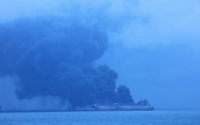 Загоревшийся у побережья Китая иранский нефтяной танкер затонул.