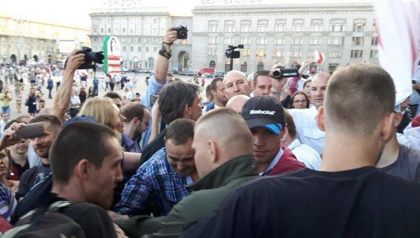 Белорусские оппозиционеры требуют проведения новых выборов.