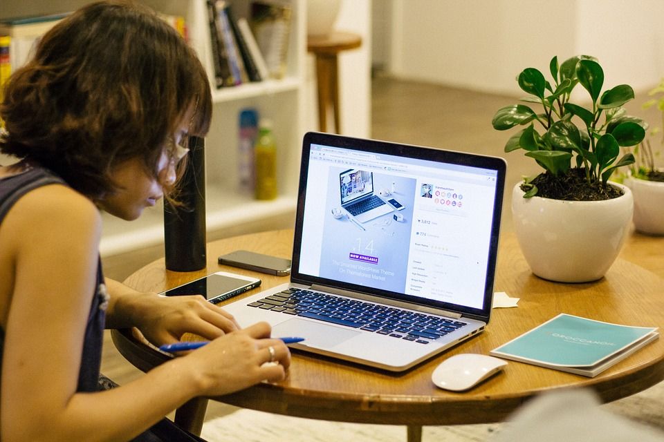 Работникам фирма предлагают небольшие зарплаты, с которых и платят налоги, а бонусы сборами не облагаются.