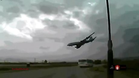 Şapte cadavre găsite în munţi după catastrofa aviatică din Iran.