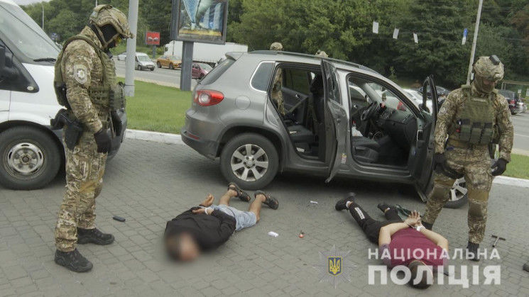 В Украине пытались сбыть миллион фальшивых долларов.