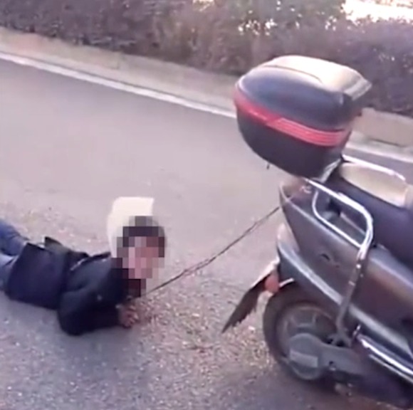O mamă şi-a legat copilul de scuter și l-a târât pe asfalt. Foto: click.ro