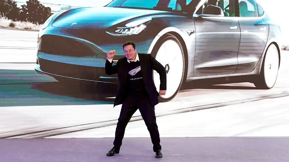 Musk are de câștigat: Noile tarife impuse de Trump fac Tesla mai ieftină decât concurenții.
