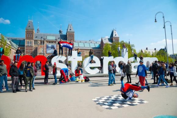 Serviciile Airbnb, restricționate în Amsterdam