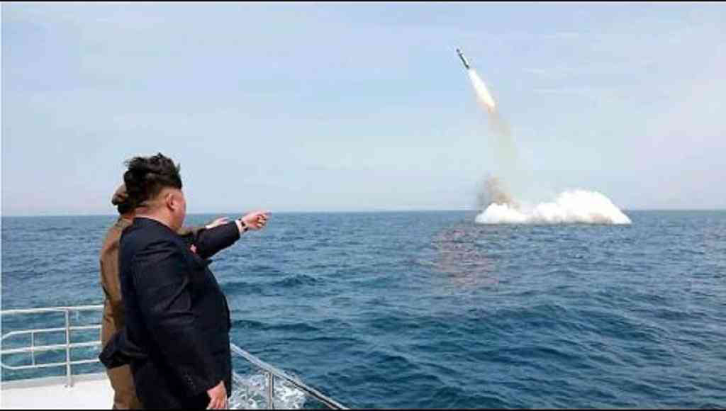 Военные Южной Кореи сообщили о запуске КНДР ракеты с подводной лодки.