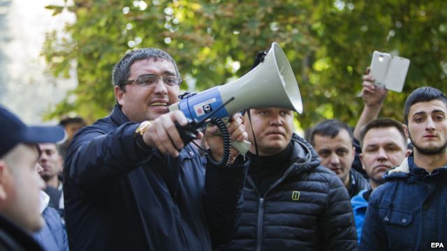 Renato Usatîi la protestul din fața Parlamentului. Foto: europalibera.org