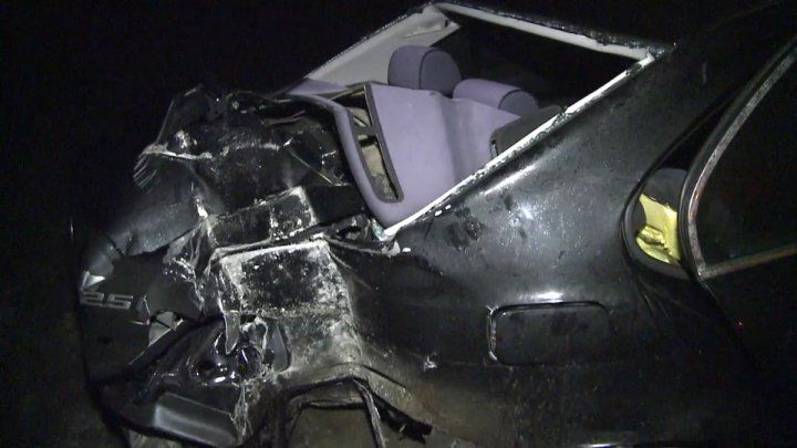 Beat şi fără permis de conducere: A doborât cu maşina un stâlp. Foto: publika.md