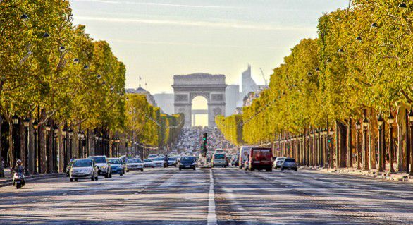 Bulevardul Champs-Elysees din Paris va fi rezervat pietonilor în prima duminică a fiecărei luni începând din 1 mai 2016.