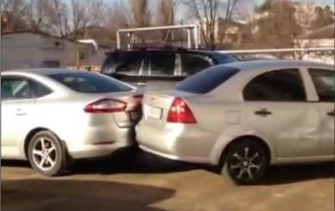 Женщина, явно чересчур бурно отпраздновавшая 23 февраля, устроила погром на парковке.