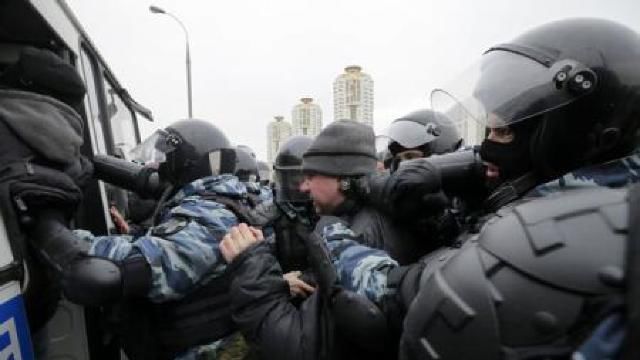 Poliția rusă a arestat mai mulți manifestanți la Sankt-Petersburg.