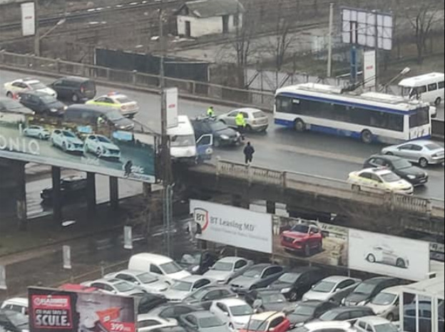 В столице маршрутка с пассажирами едва не рухнула с Измаильского моста.