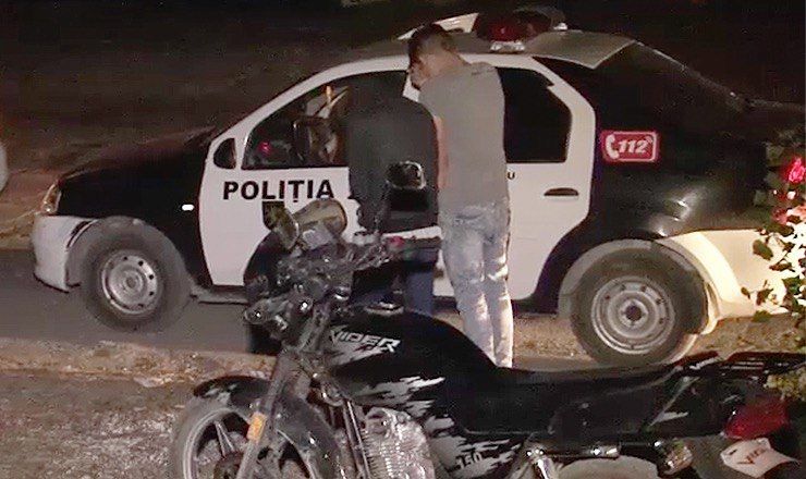 Они рассказали полицейским, что взяли мотоцикл покататься, но не смогли его завести.