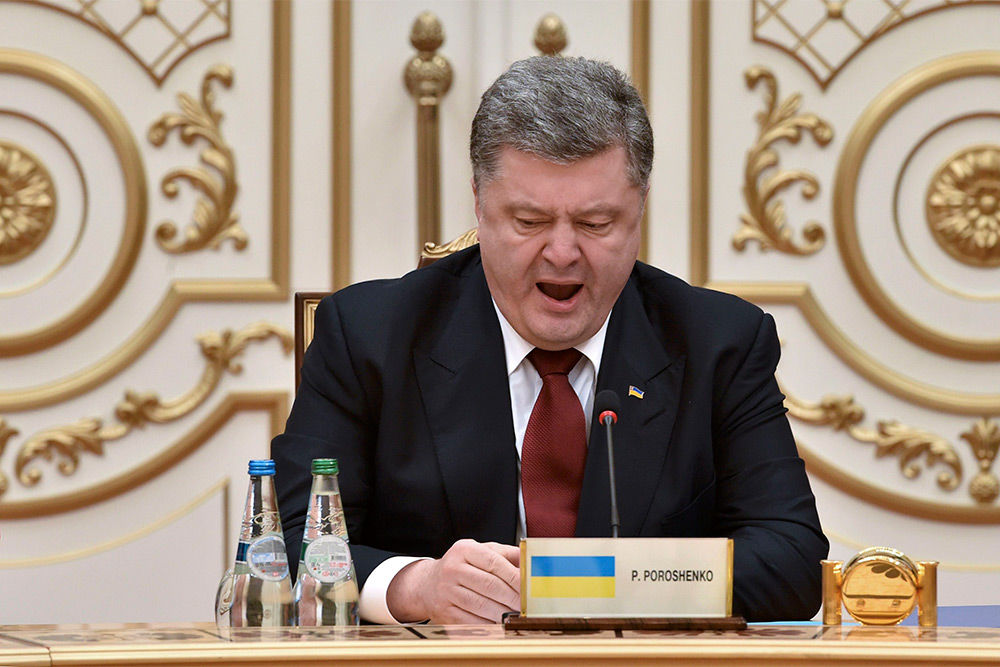 Президенты Украины и РФ что-то эмоционально обсуждали в стороне от остальных участников переговоров. Фото: ria.ru
