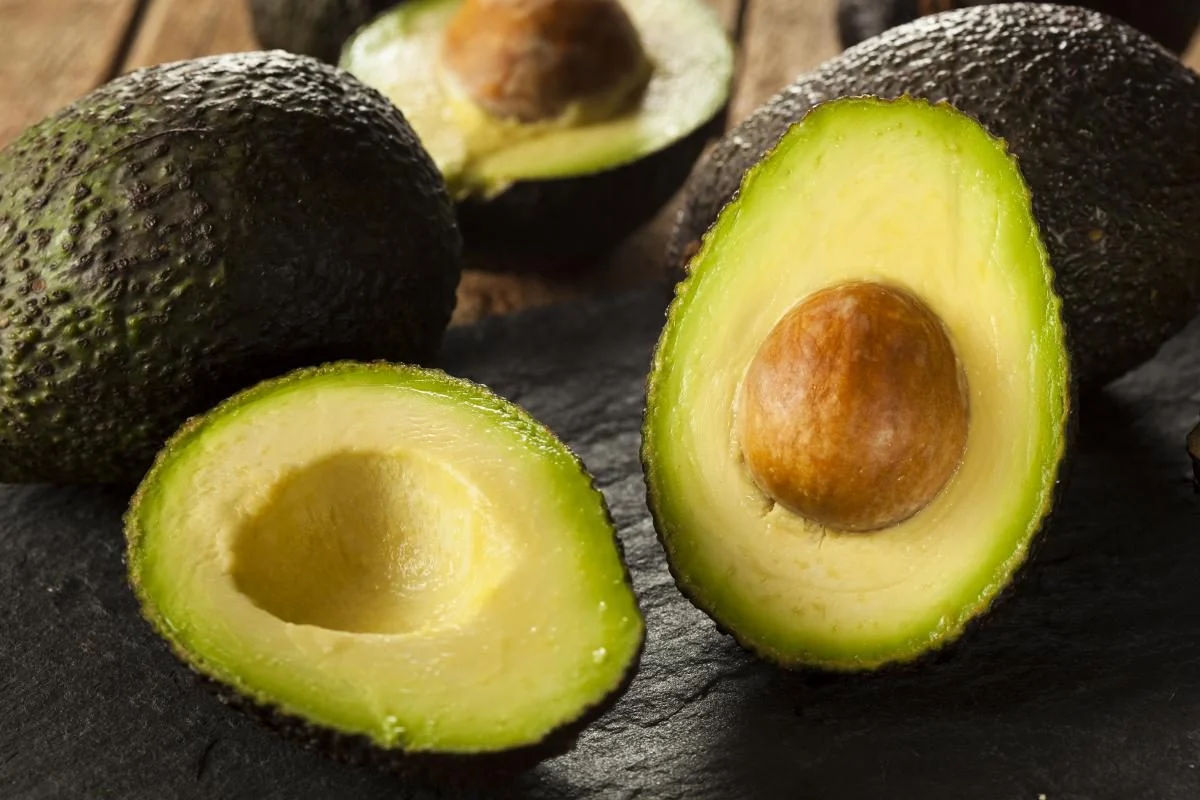Studiu: Un avocado pe zi îmbunătățește calitatea somnului.