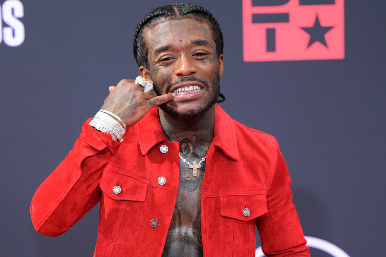 Американский рэпер Lil Uzi Vert вживил в фаланги пальцев бриллианты.