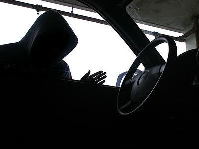 Un necunoscut a intrat în maşină, a furat bunurile personale şi a plecat.