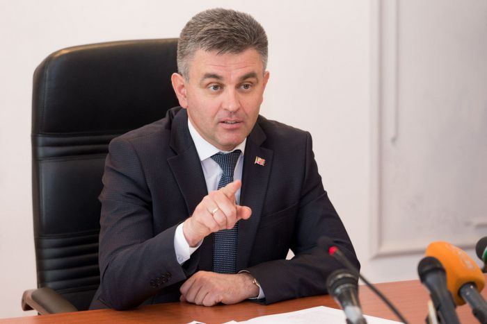 Глава государства ответил, что ориентир  руководства республики состоит в том, чтобы в полном объеме выплачивать пенсии и зарплаты приднестровцам.