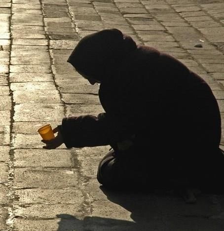В течение 6 лет женщина вместе с детьми, родившимися в 2004 и 2006 годах, и ее матерью, приехавшей в гости, были вынуждены попрошайничать. Фото: facebook.com/Procuratura pentru Combaterea Criminalităţii Organizate şi Cauze Speciale.