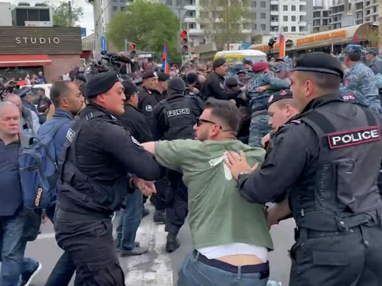 В Ереване вновь начались стычки между полицией и оппозиционерами.