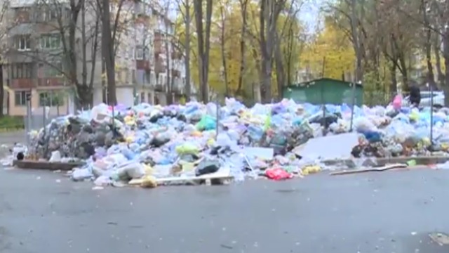 Спустя месяц столичные власти обещают решить "мусорную" проблему на улице Мирон Костин.