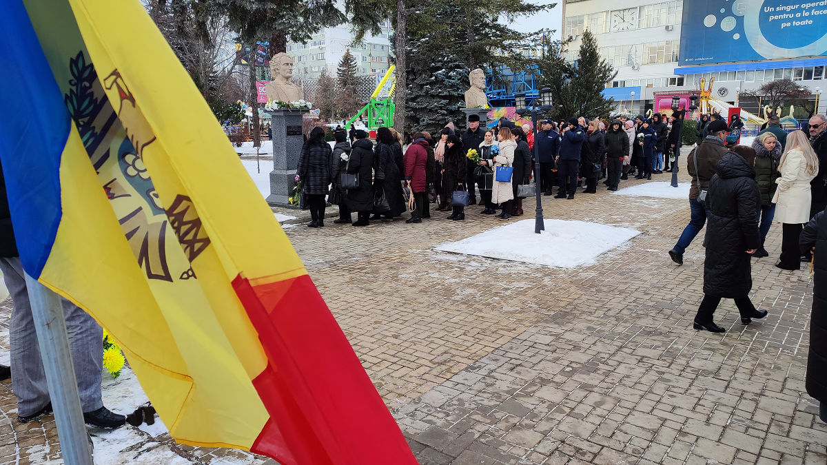 В Бельцах торжественно открыли памятник поэту Михаю Эминеску.