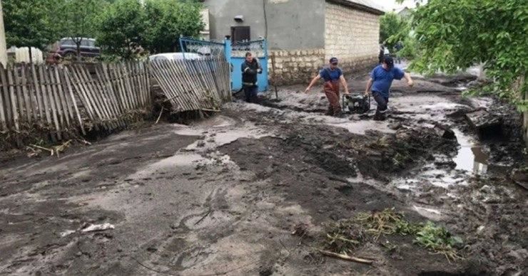 Многие хозяйства в Молдове оказались затопленными после ливня.