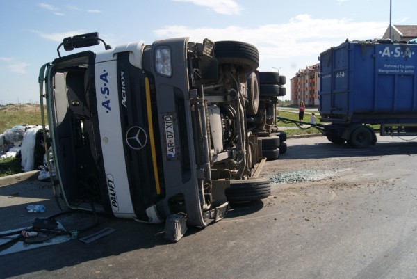 Un camion care transporta tehnică de uz casnic, s-a răsturnat, aseară, pe traseul Hâncești-Chișinău.