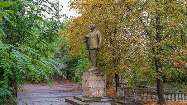 Памятник находится на территории бывшего пансионата — комплекса дома "Коммунар", на частной земле. 