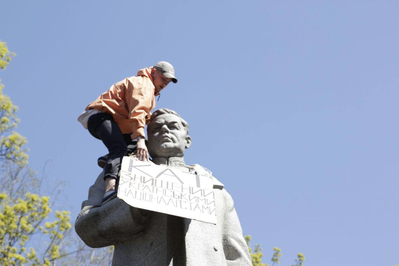 В Киеве на памятник Ватутину повесили табличку с надписью "Палач".