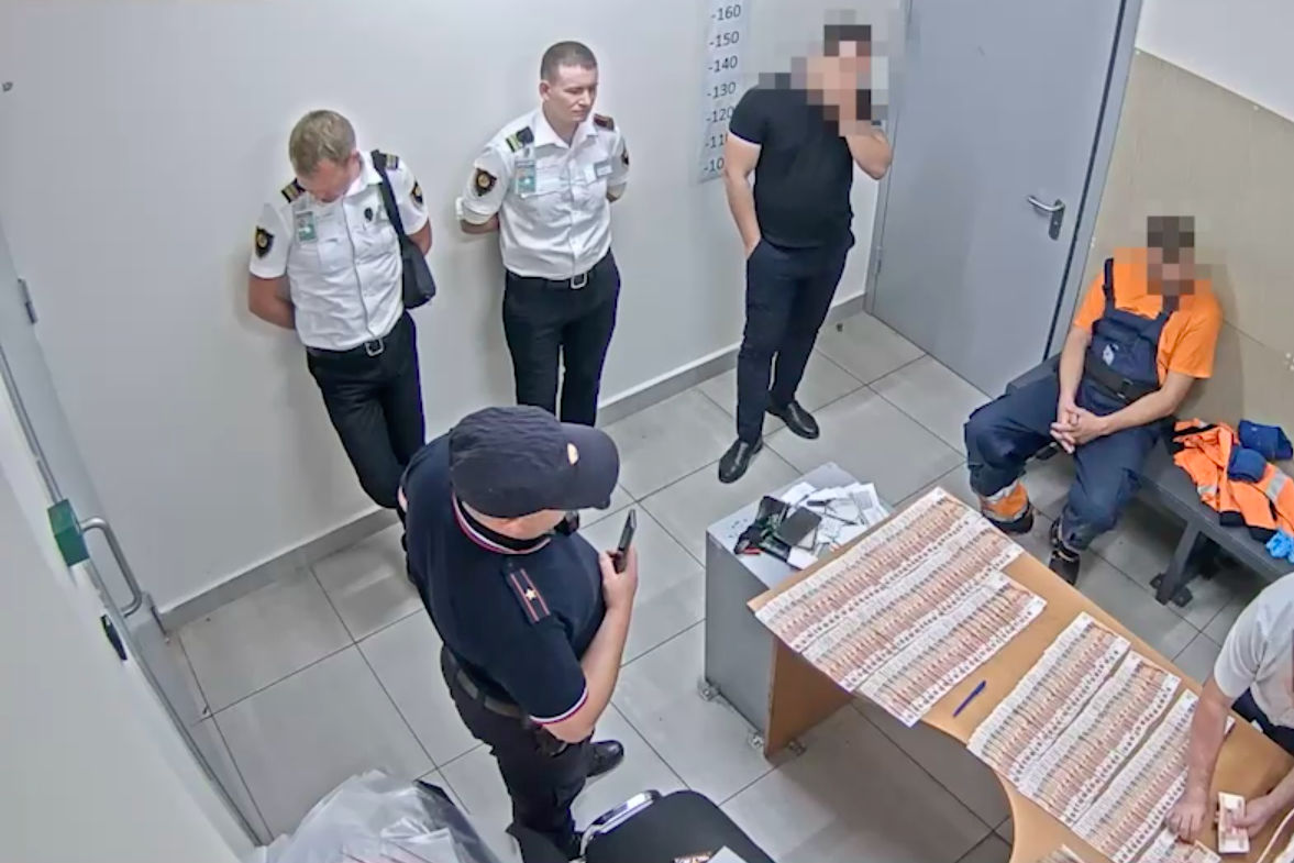 В Шереметьево грузчик украл 21 миллион рублей из багажа двух пассажиров.