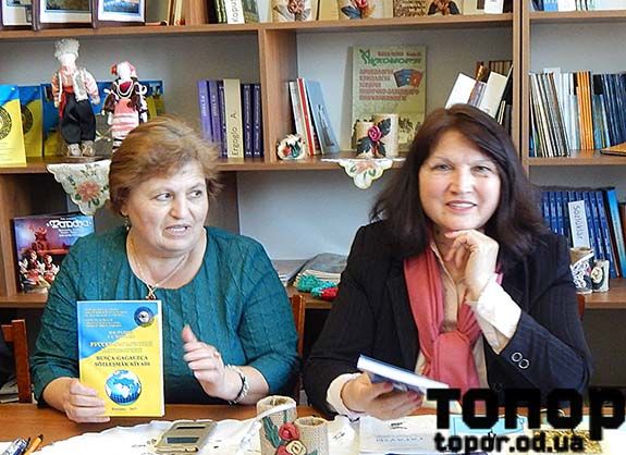 В Виноградовке презентовали русско-гагаузский разговорник.