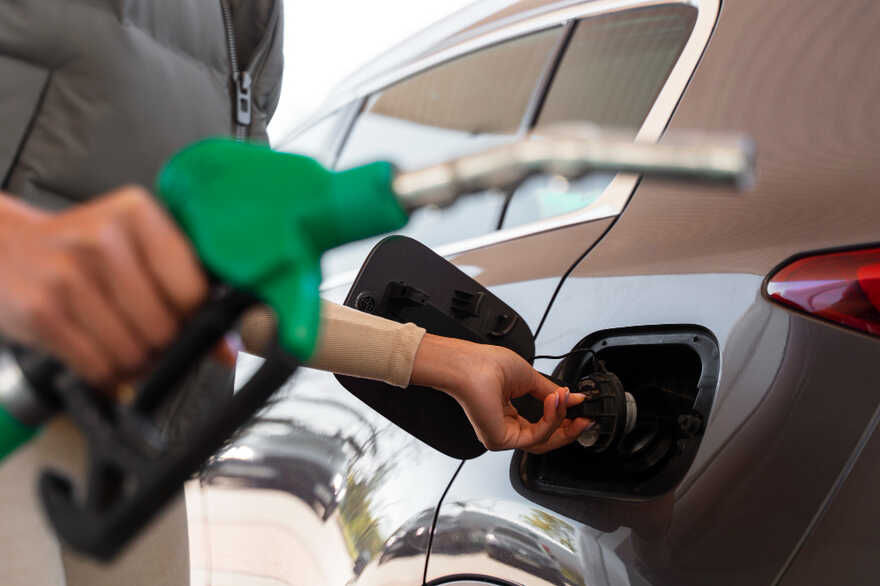 Benzina se scumpește cu 28 de bani, iar motorina cu 20 de bani.