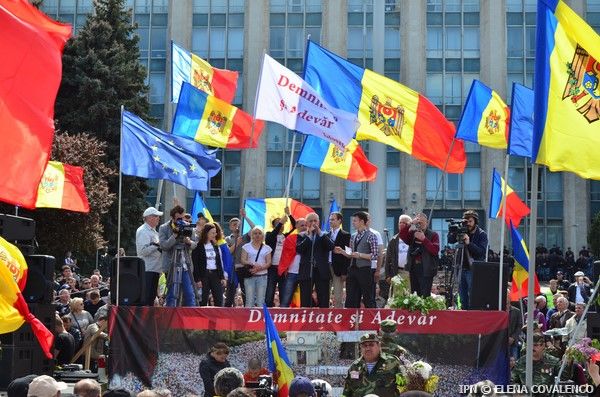 Лидеры протестующих призывают граждан не поддаваться на запугивания.