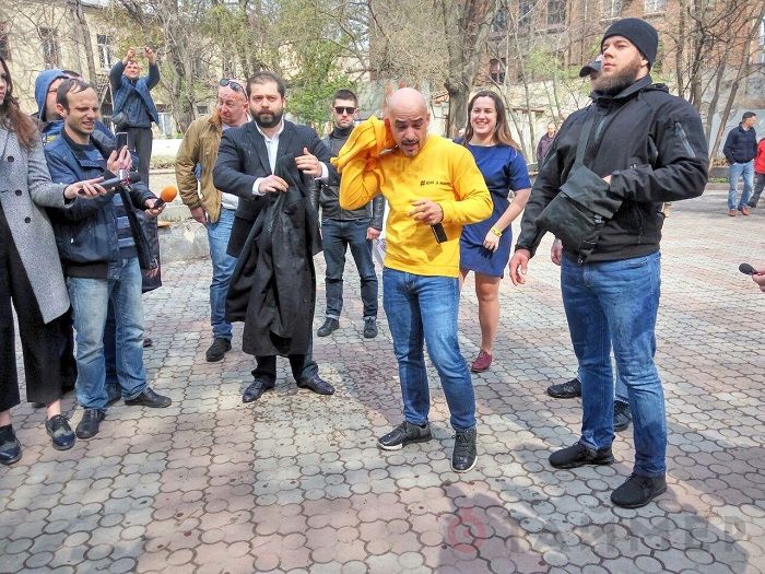 В Одессе депутата Верховной рады Мустафу Найема облили нечистотами.