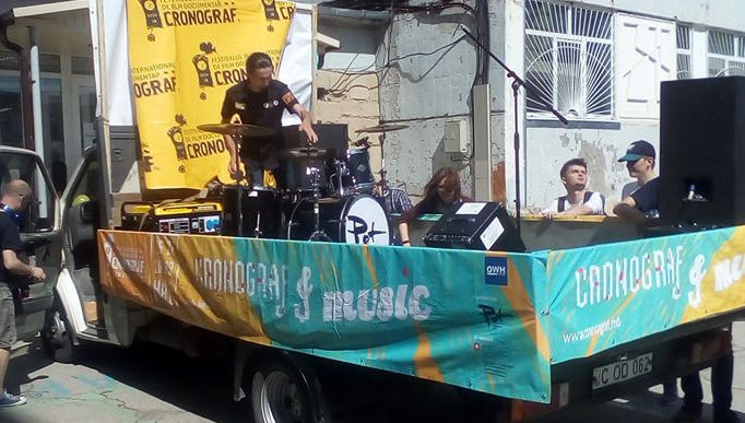Inedit: Au invitat oamenii la un festival colindând Chișinăul într-un camion. Foto: publika.md