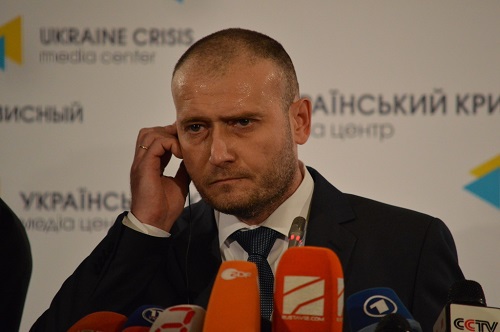 Лидер "Правого сектора" считает, что Украине нужно сначала стать мощной державой, а потом размышлять о вхождении в геополитические конструкции.