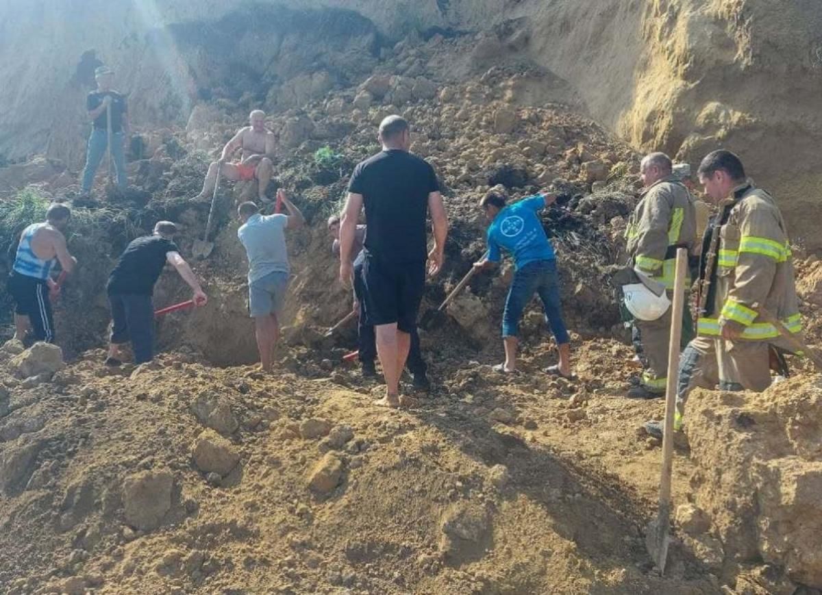 В Белгород-Днестровском районе Одесской области возле базы отдыха произошел оползень.