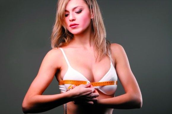 Pentru a-și mări sânii, acestea trebuie să scoată din buzunare între 1.650 și 3.520 de euro. Foto: click.ro
