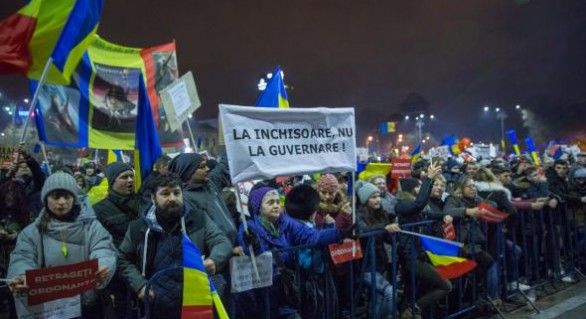 Și astăzi în stradă sunt câteva sute de mii de români, care cer în continuare și demisia Guvernului.