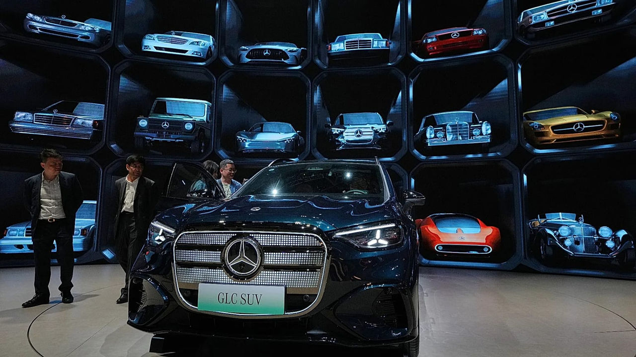 Продажи Mercedes в мире падают на 6%, электрокары бьют рекорд