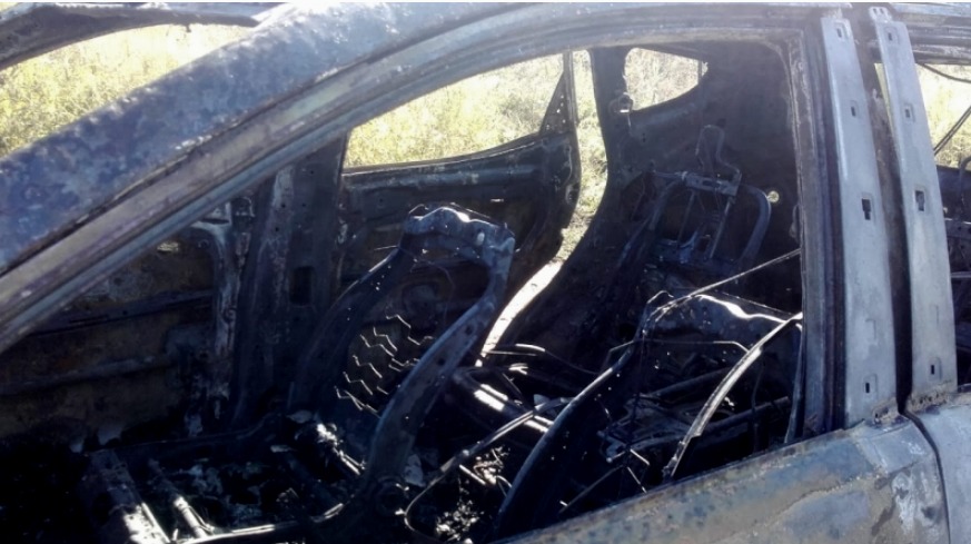 Жители села Шерпены обнаружили в поле сгоревший автомобиль.