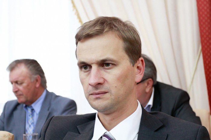 Domnul Drăguțanu știe doar să-și ia credite pentru el și soția sa.