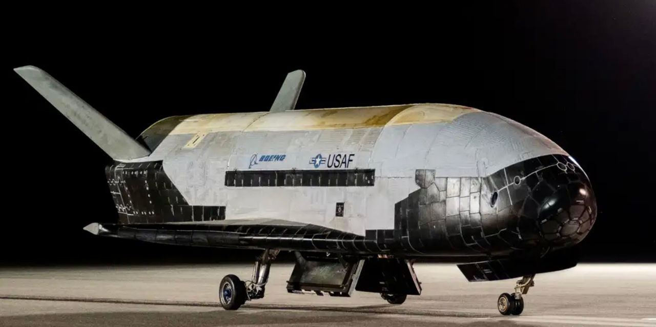 Avionul spațial secret al SUA revine pe Pământ după 434 de zile de zbor.