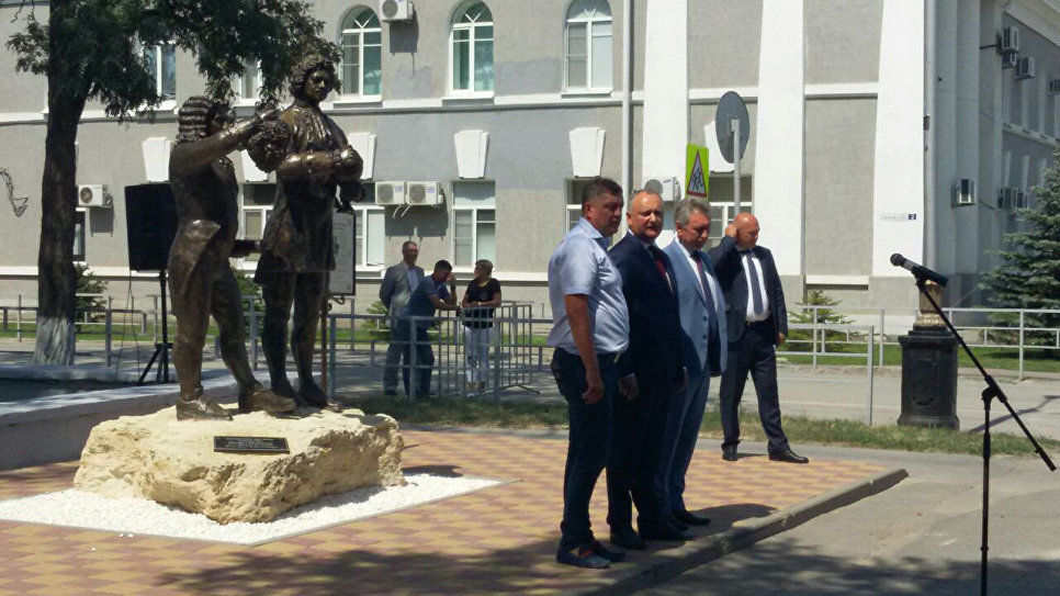 Додон и представитель Союза дружбы России и Молдовы Пахолков приняли участие в торжественном открытии памятника.