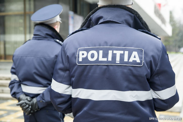 O bătrână de 71 de ani, care zăcea la pat de mai mult timp, a fost găsită de vecinii săi stătea moartă pe podea.
