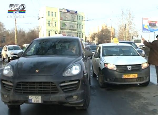 O soferita la volanul unui Porsche ar fi lovit un taxi. Foto: protv.md